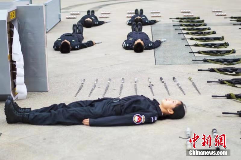 中身全部出す！空の乗り物で「テトリスチャレンジ」　四川省