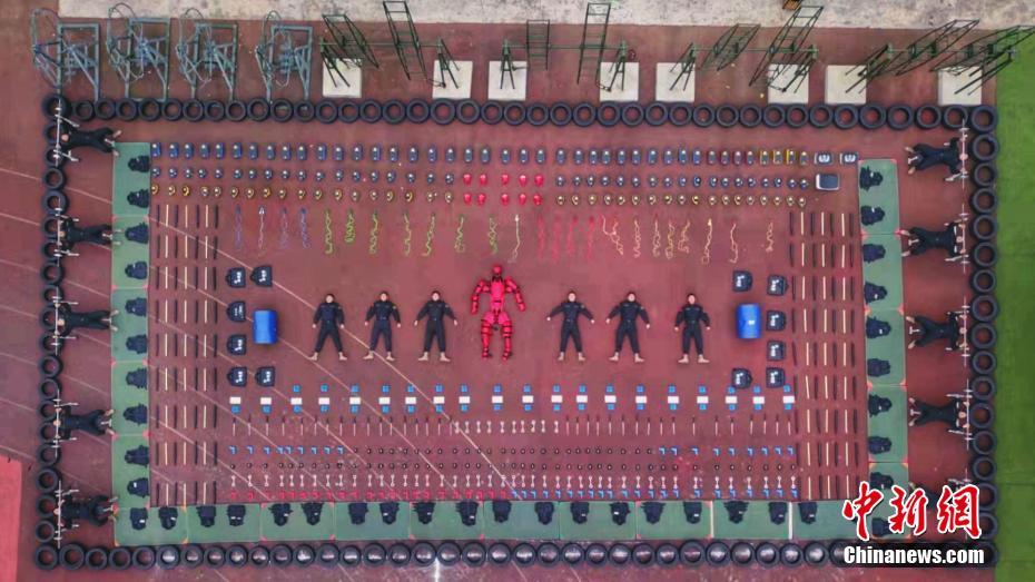 中身全部出す！空の乗り物で「テトリスチャレンジ」　四川省