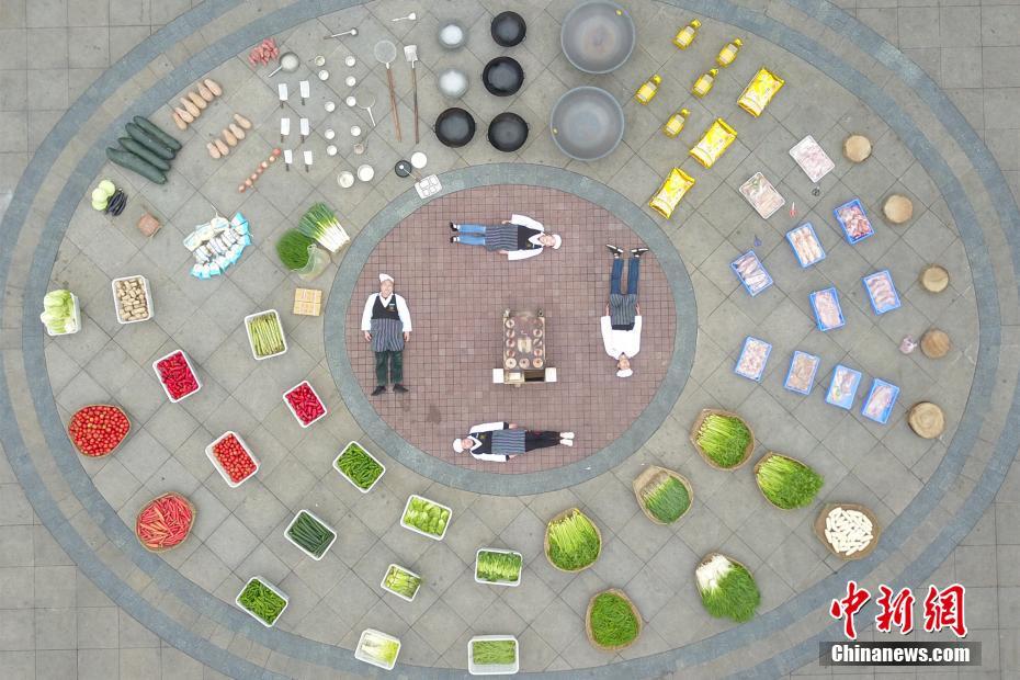 中身全部出す！空の乗り物で「テトリスチャレンジ」　四川省