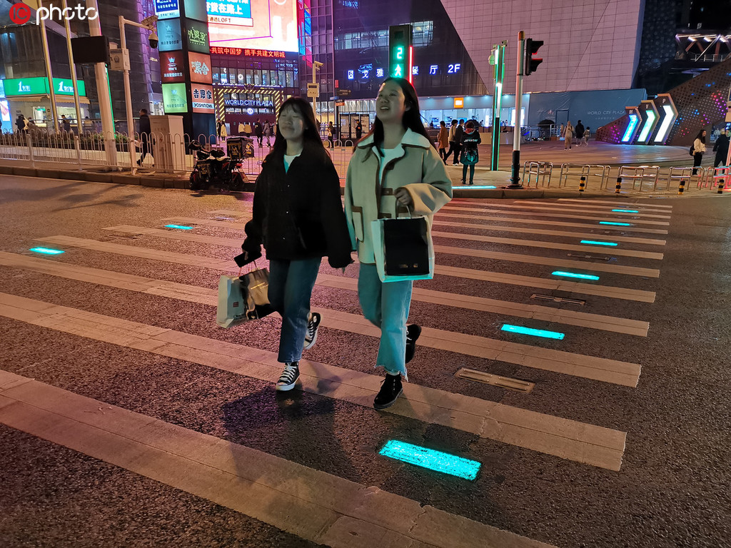 湖北省武漢市初の光って話(huà)せる橫斷歩道　「ランウェイ」気分も味わえる？
