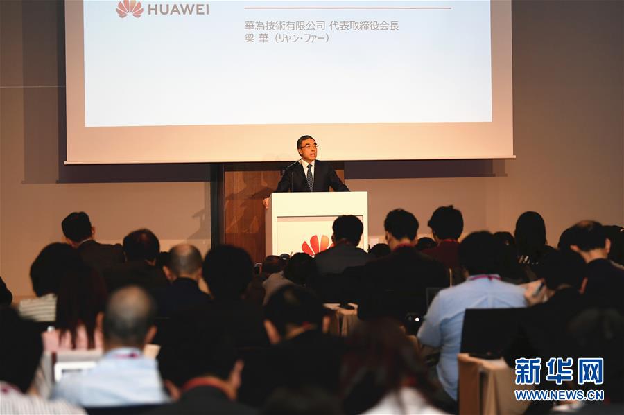 11月21日、東京で記者會見に臨んだファーウェイの梁華會長（撮影?華義）。