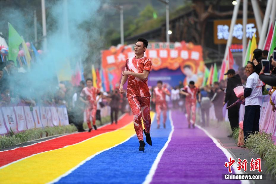 男性がハイヒールを履いてカラーランイベント　重慶市