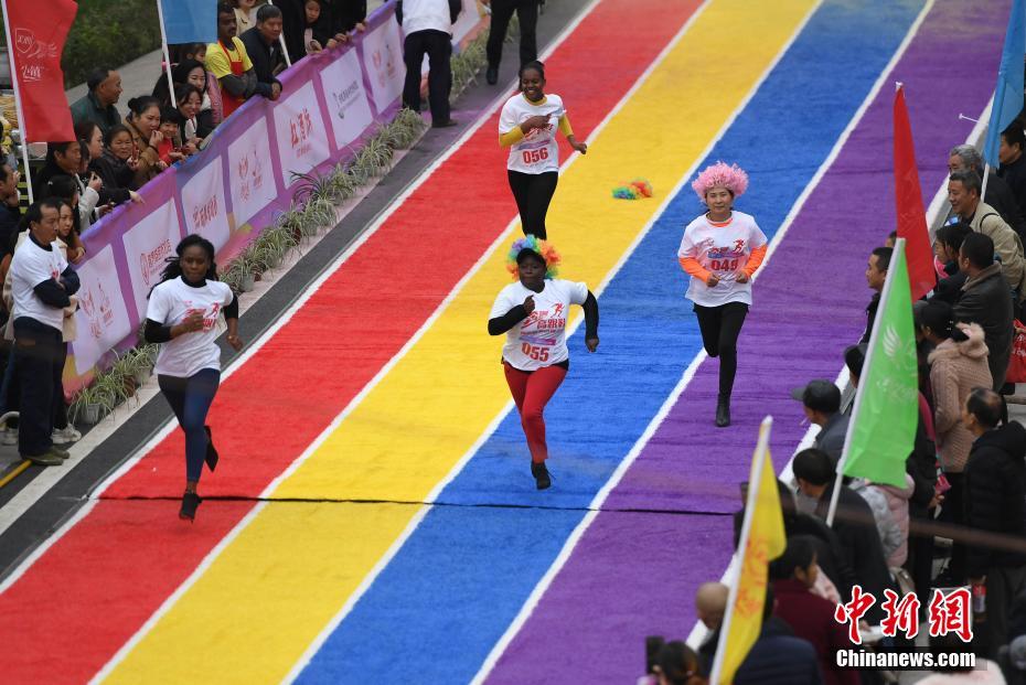 男性がハイヒールを履いてカラーランイベント　重慶市