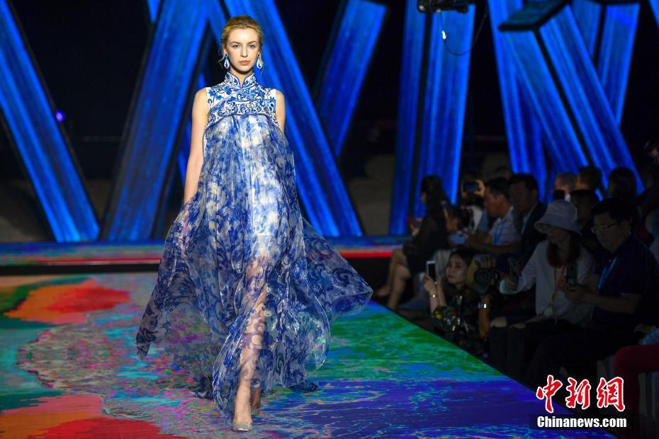 中國(guó)伝統(tǒng)の「青花」をテーマにしたウェディングドレス（撮影?駱雲(yún)飛）。