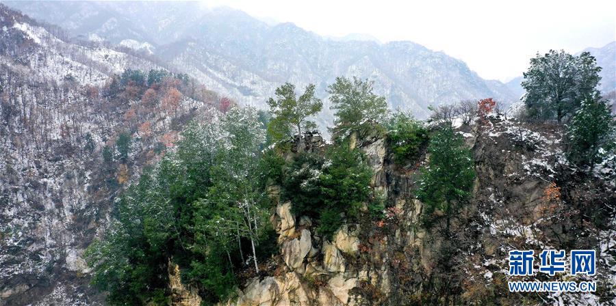 雪の秦嶺、茫漠たる連山　陝西省