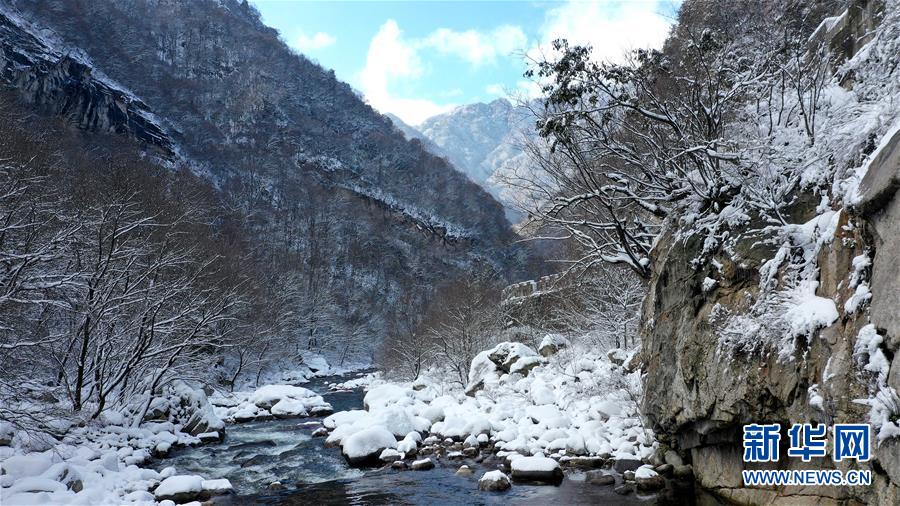 雪の秦嶺、茫漠たる連山　陝西省