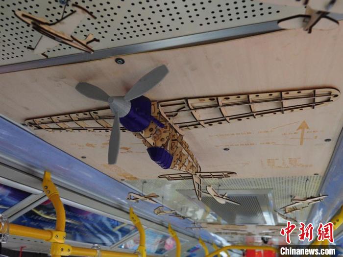 天井に飛行機(jī)模型？科學(xué)知識(shí)も學(xué)べる路線バス　吉林省