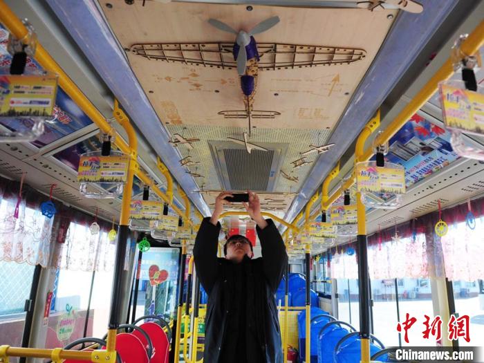 天井に飛行機(jī)模型？科學(xué)知識(shí)も學(xué)べる路線バス　吉林省