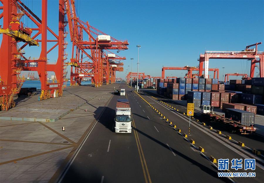 京唐港區(qū)コンテナ埠頭でコンテナ輸送を行う無人運(yùn)転のコンテナトラック（11月25日ドローンによる撮影?楊世堯）。