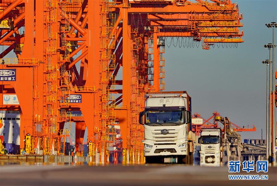 唐山港で無人運(yùn)転コンテナトラックがテスト運(yùn)用スタート　河北省