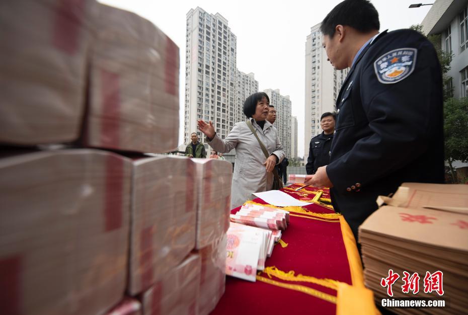 ネット詐欺被害に遭った北京や天津、遼寧、內(nèi)蒙古、新疆、広東、江西など13の省と市、自治區(qū)の被害者23人に対し、被害額の返金を?qū)g施した江西省新余市公安局袁河分局（撮影?趙春亮）。 