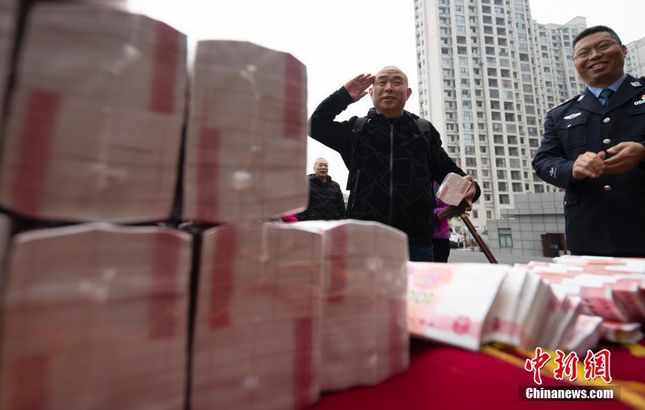 江西省公安局がネット詐欺被害者に160萬(wàn)元を返金