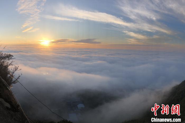流れ落ちる滝のように美しい「滝雲(yún)」（撮影?林鍇）。 