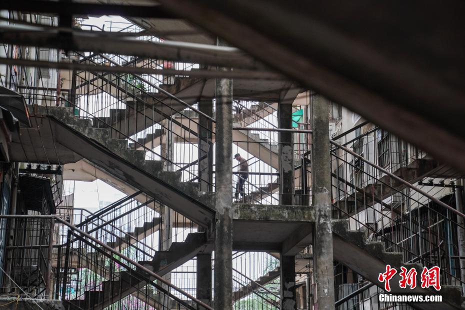 まるで映畫のワンシーン？ネットで人気の「鴛鴦ビル」　広西?南寧市