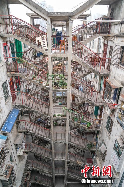 まるで映畫のワンシーン？ネットで人気の「鴛鴦ビル」　広西?南寧市