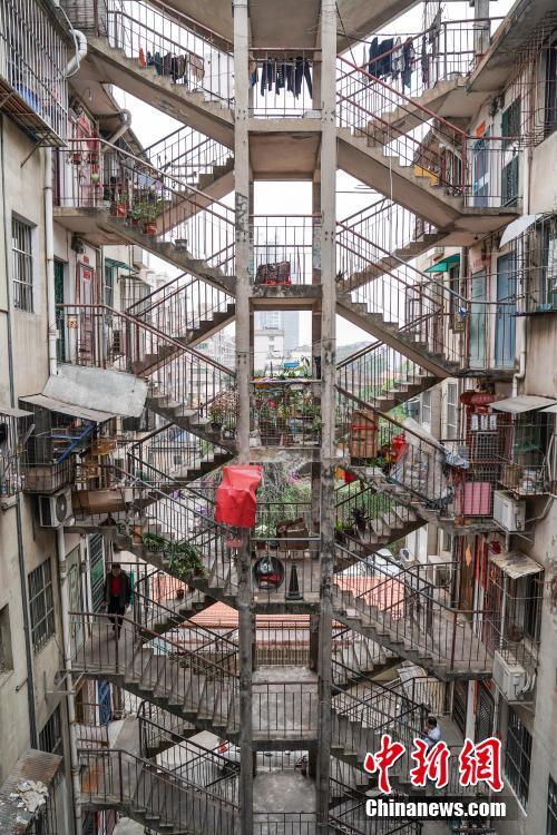 まるで映畫のワンシーン？ネットで人気の「鴛鴦ビル」　広西?南寧市