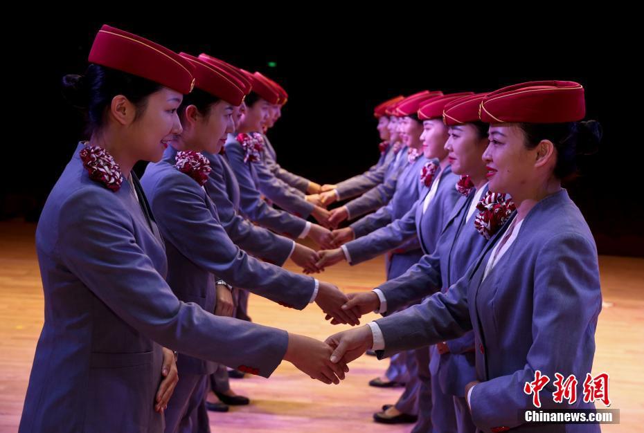 高速鉄道開通を前に女性乗務(wù)員のトレーニング姿公開　江西省