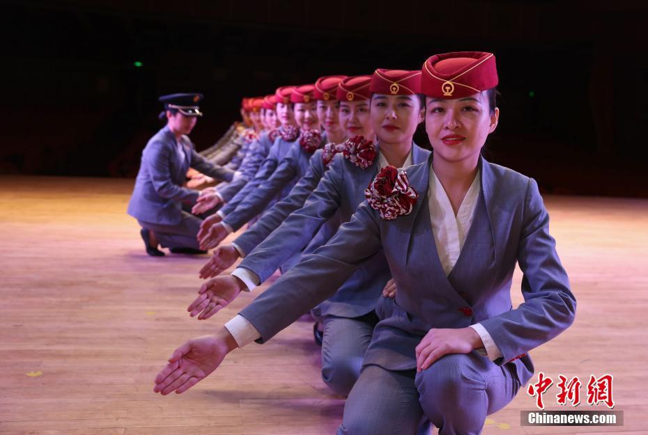 高速鉄道開通を前に女性乗務員のトレーニング姿公開　江西省