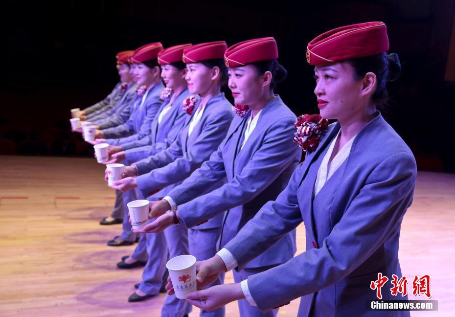 高速鉄道開通を前に女性乗務(wù)員のトレーニング姿公開　江西省