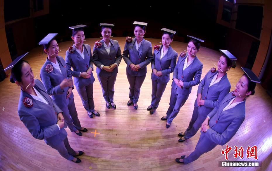 高速鉄道開通を前に女性乗務員のトレーニング姿公開　江西省