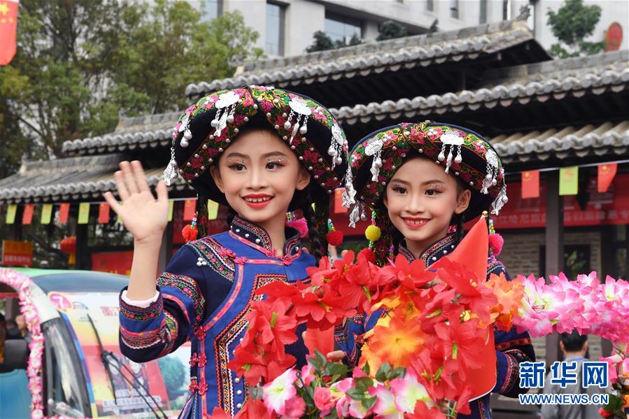 同じ顔がいっぱい！雲(yún)南墨江で國(guó)際雙子文化フェスティバル