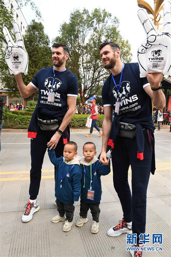 同じ顔がいっぱい！雲(yún)南墨江で國際雙子文化フェスティバル