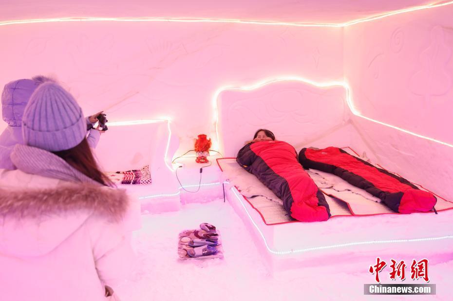 11月30日、黒竜江省大興安嶺地區(qū)漠河市でオープンした「氷雪旅館」（撮影?王琳）。 