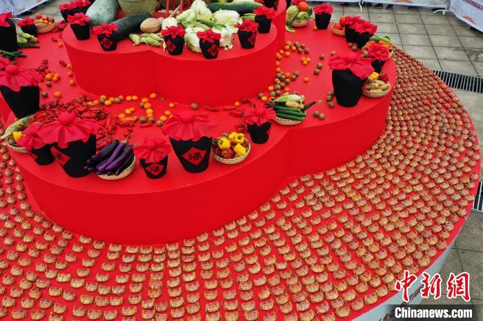 カニ1萬(wàn)匹を無(wú)料で配る大盤振る舞い！　江西省進(jìn)賢県