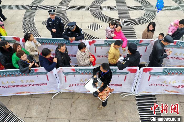 カニ1萬(wàn)匹を無(wú)料で配る大盤(pán)振る舞い！　江西省進(jìn)賢県