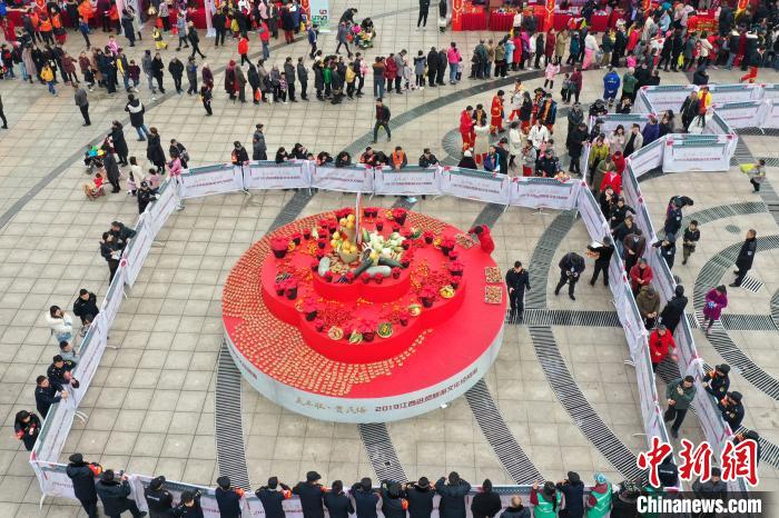 カニ1萬匹を無料で配る大盤振る舞い！　江西省進賢県