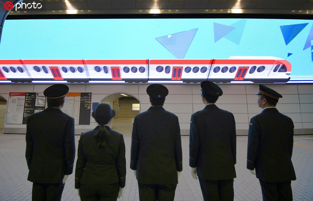 大阪府大阪市北區(qū)にある地下鉄御堂筋線の梅田駅に登場(chǎng)した長(zhǎng)さ40メートルのLEDモニター（寫真著作権は東方ICが所有のため転載禁止）。 