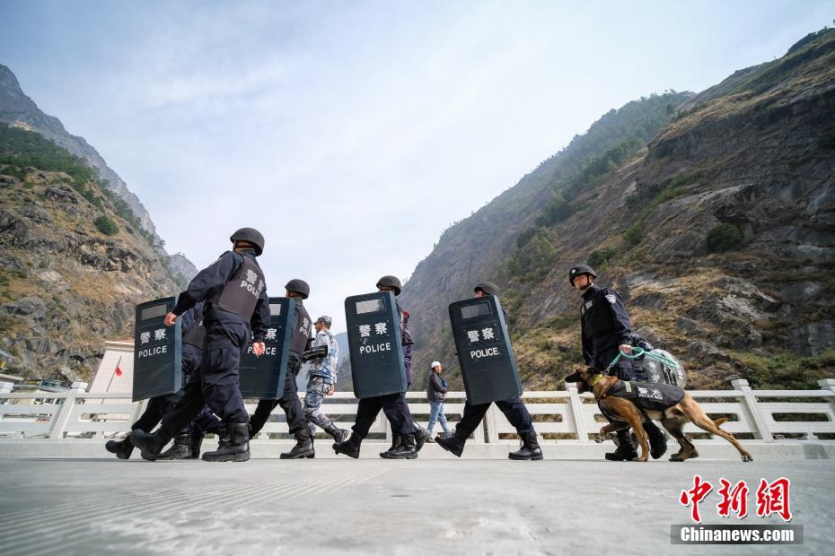 中國とネパールの警察が吉隆出入國検査場で合同パトロール