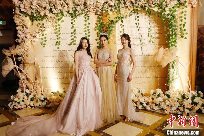 ホテルのロビーで記念撮影をするモデルたち（撮影?殷立勤）。