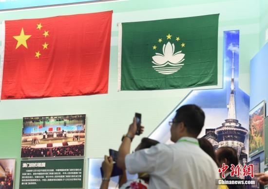 記念に寫真を撮る在外同胞（中國新聞社?侯宇記者撮影）