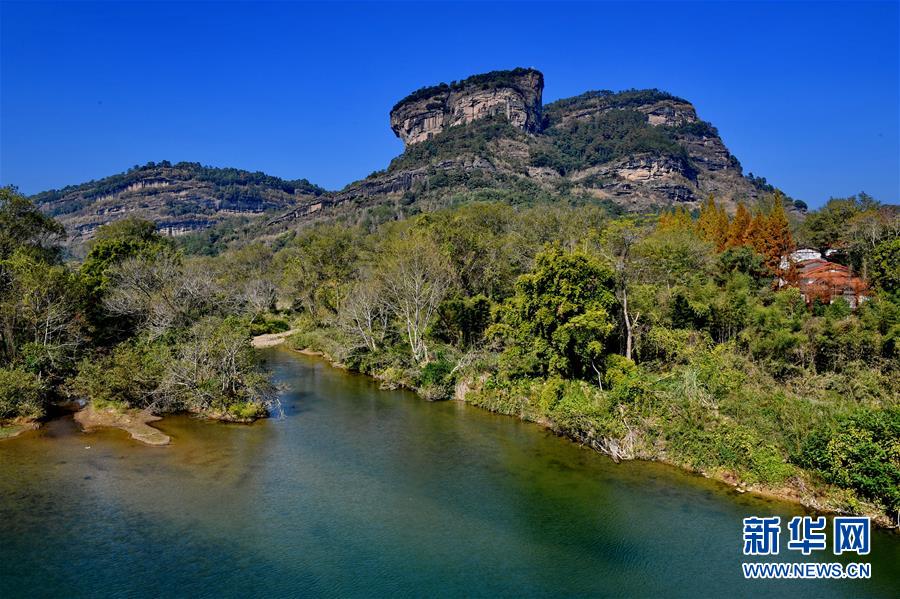 澄んだ水、緑豊かな山　世界遺産の福建武夷山