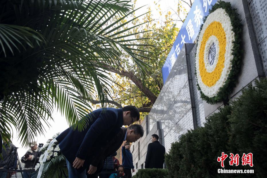 南京大虐殺犠牲者家庭追悼式典で犠牲者偲ぶ　江蘇省