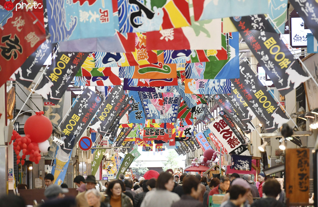 魚の棚商店街の通りいっぱいに飾られた大漁旗とのぼり（寫真著作権は東方ICが所有のため転載禁止）。 