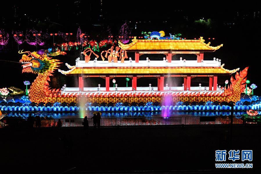 自貢のランタンがサンティアゴの夜を中國色に染める　チリ