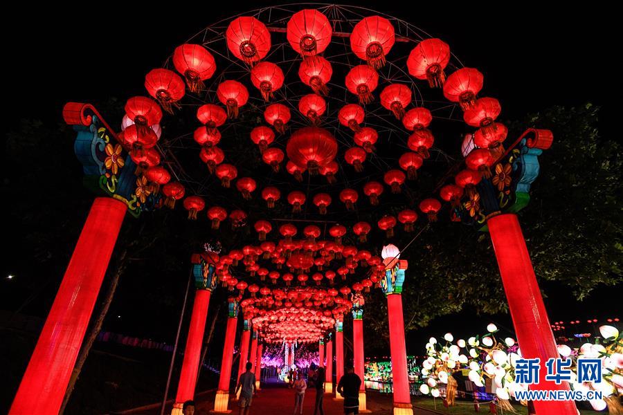 自貢のランタンがサンティアゴの夜を中國(guó)色に染める　チリ