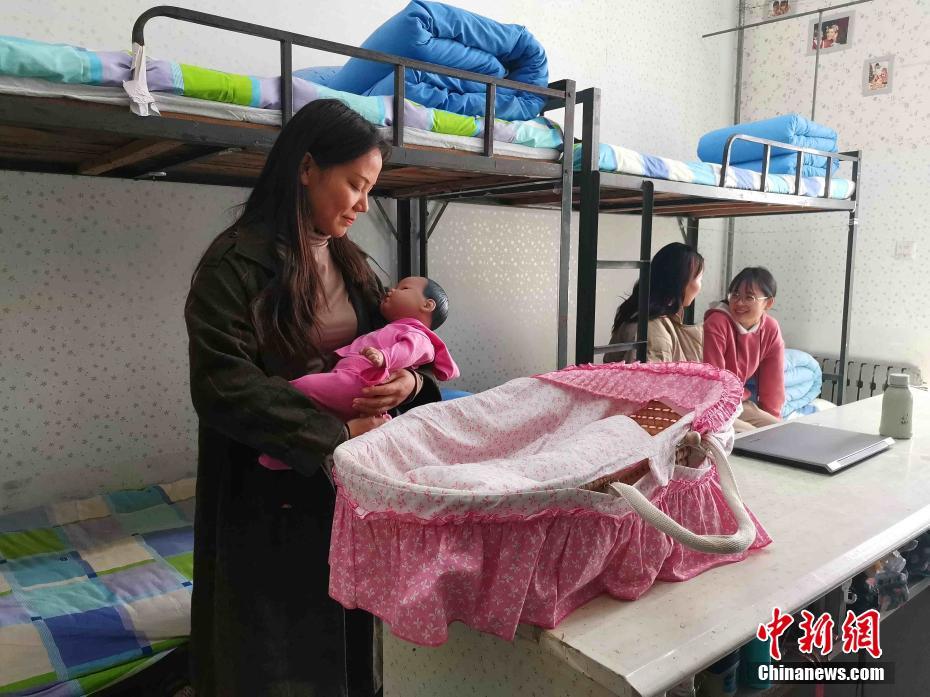 女子大學(xué)生が寮で赤ん坊をお世話？ミルクやおむつ替えも　山東省