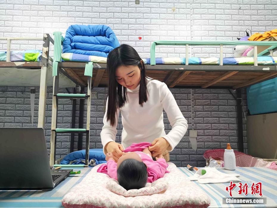 女子大學(xué)生が寮で赤ん坊をお世話？ミルクやおむつ替えも　山東省