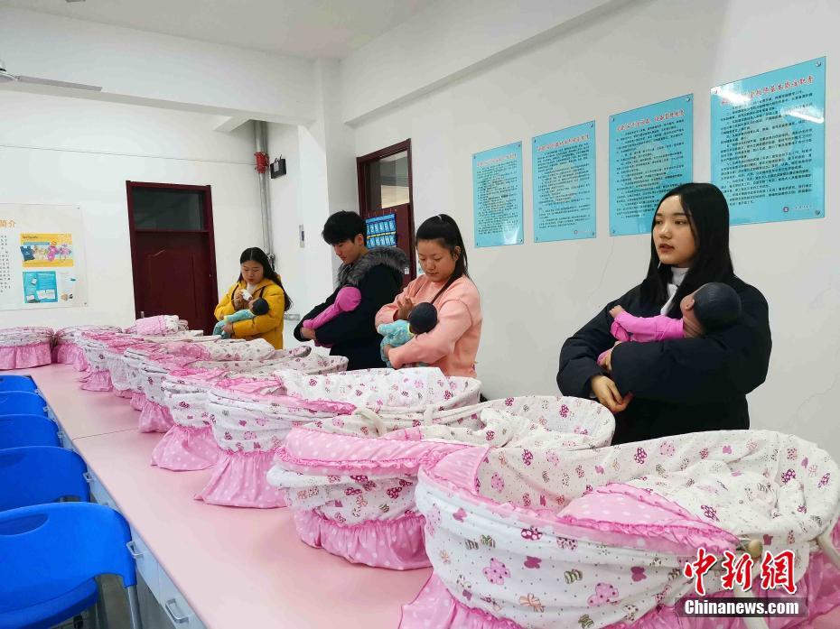 女子大學(xué)生が寮で赤ん坊をお世話？ミルクやおむつ替えも　山東省