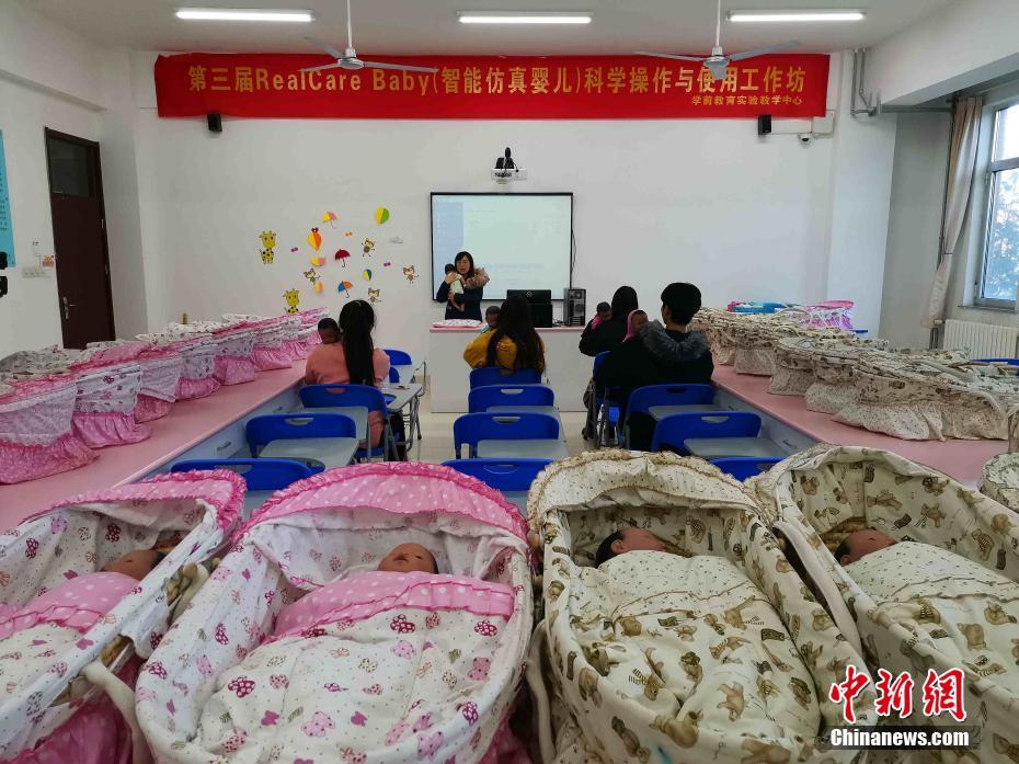 女子大學(xué)生が寮で赤ん坊をお世話？ミルクやおむつ替えも　山東省