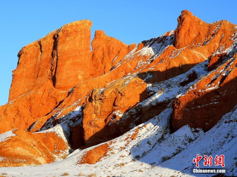 甘粛省の紅溝丹霞、赤い巖と白い雪の「競演」