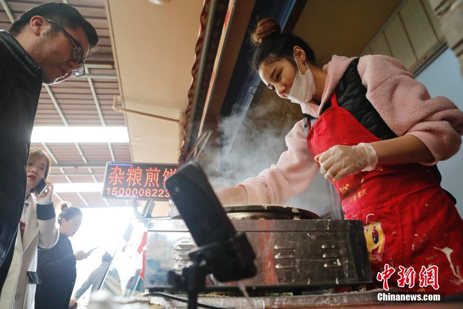 努力で夢を葉えた「95後」の「煎餅西施」 上海