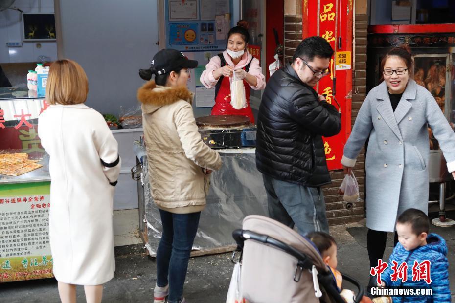 努力で夢を葉えた「95後」の「煎餅西施」 上海