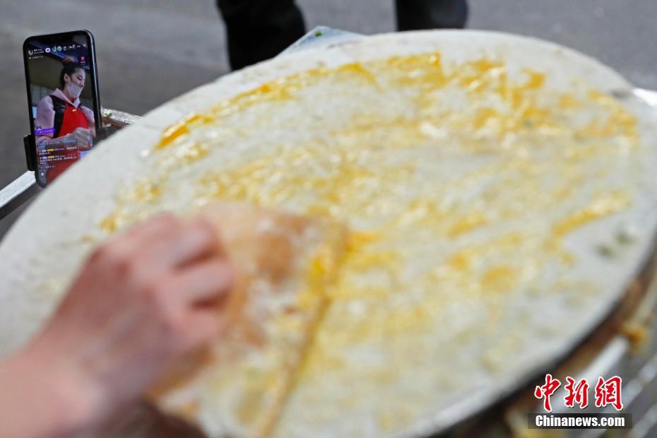 努力で夢(mèng)を葉えた「95後」の「煎餅西施」 上海