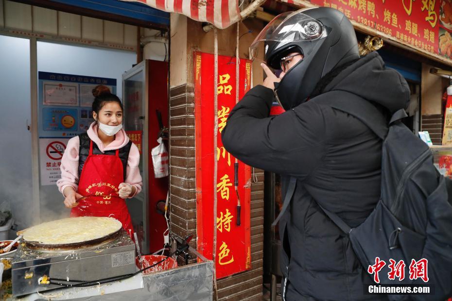 努力で夢(mèng)を葉えた「95後」の「煎餅西施」 上海