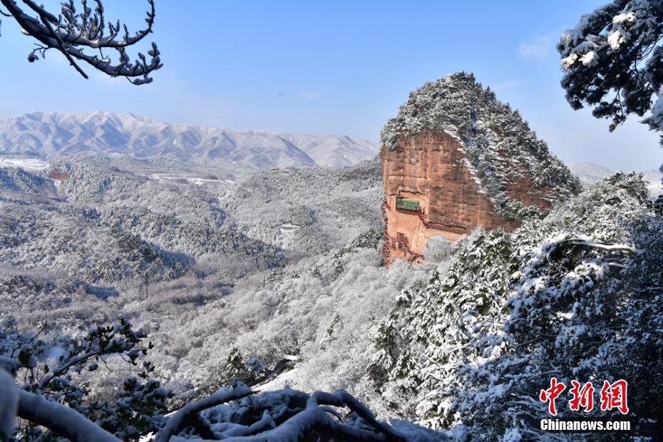 冬の麥積山大景勝地、そびえたつ孤峰に雪化粧　甘粛省