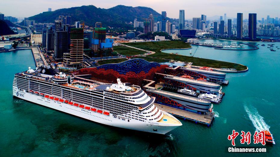 蛇口クルーズ客船センターに停泊するMSCスプレンディダ（撮影?姫東）。